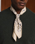 Foulard en soie écru à motif
