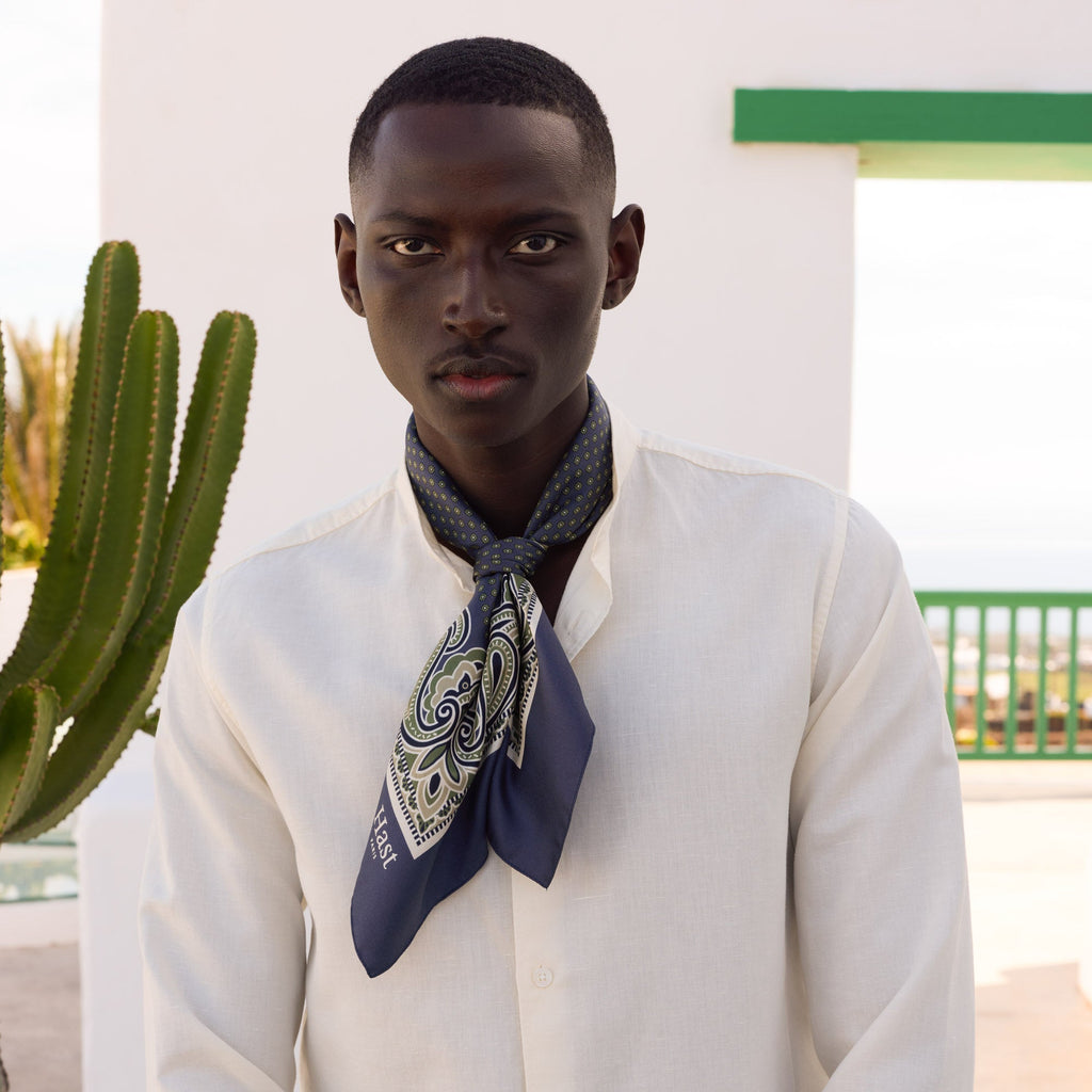 Foulard en soie navy à motifs