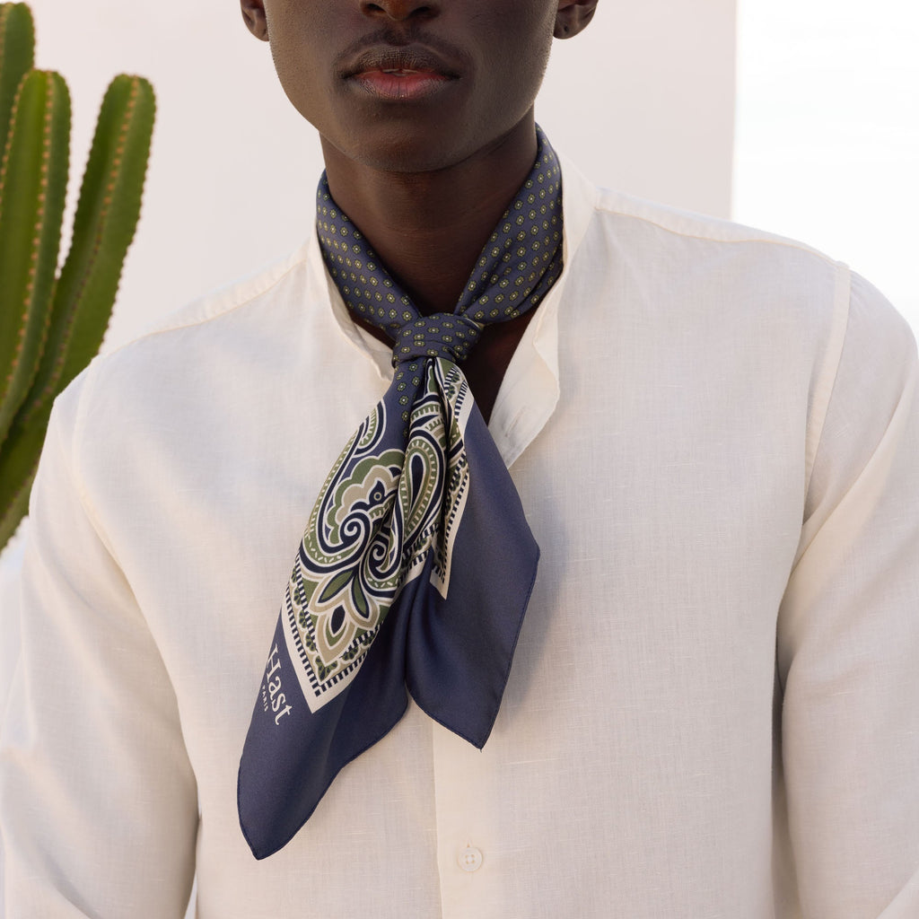 Foulard en soie navy à motifs