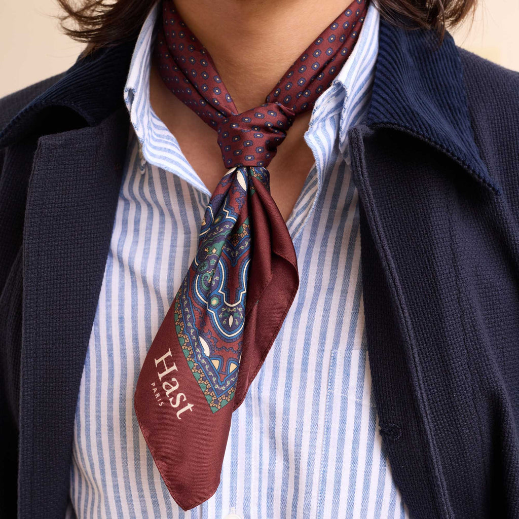 Foulard en soie bordeaux à motifs
