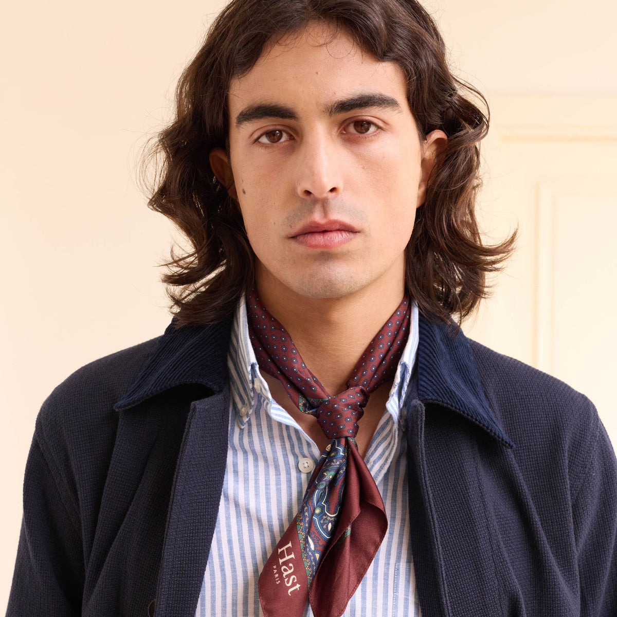 Foulard en soie bordeaux à motifs