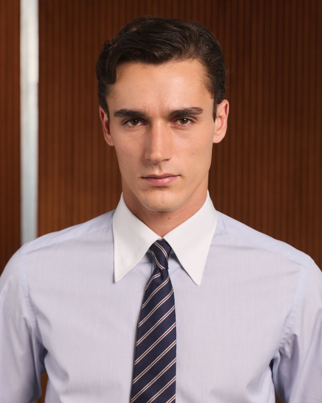 Chemise en coton bleu rayé col blanc