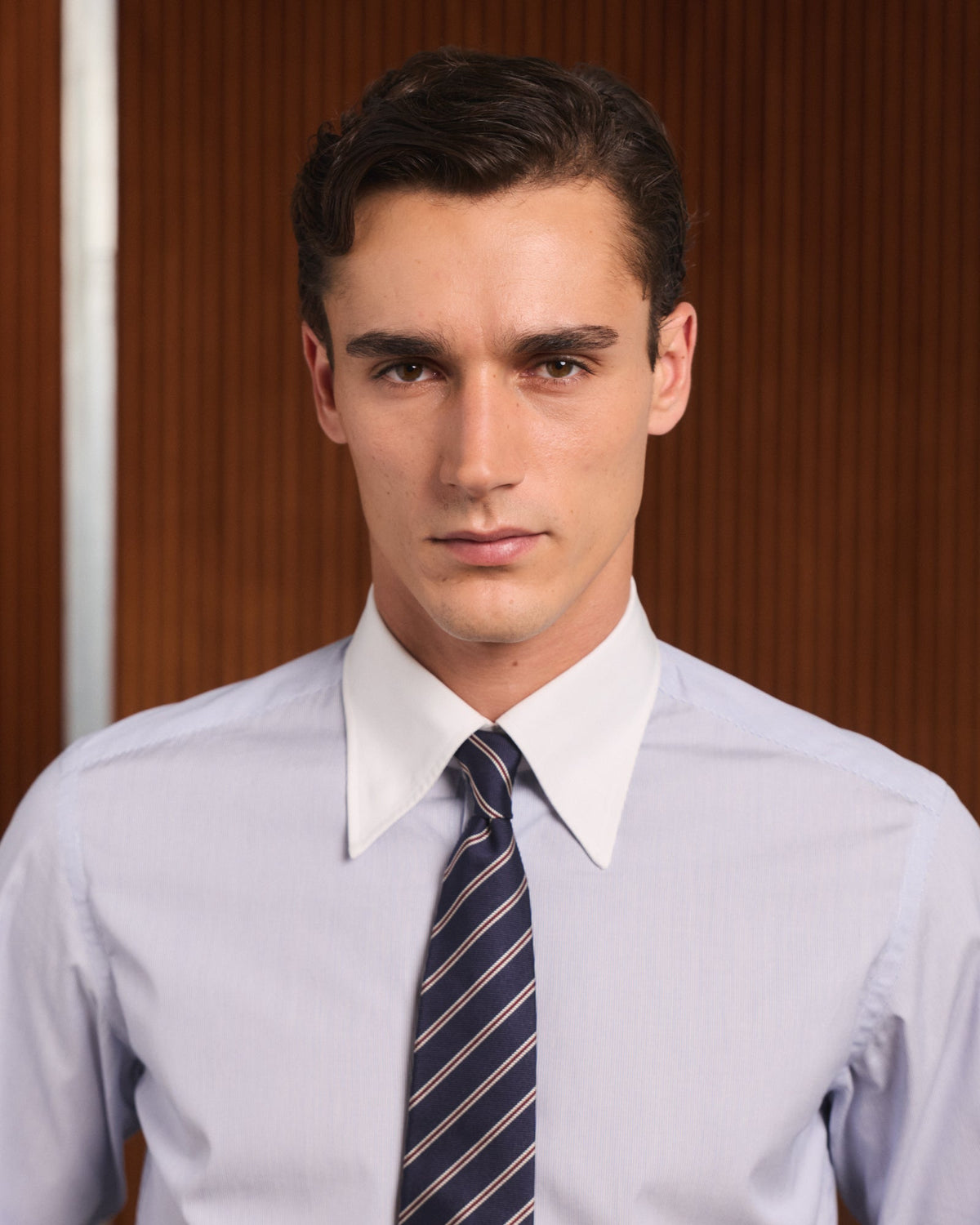 Chemise en coton bleu rayé col blanc