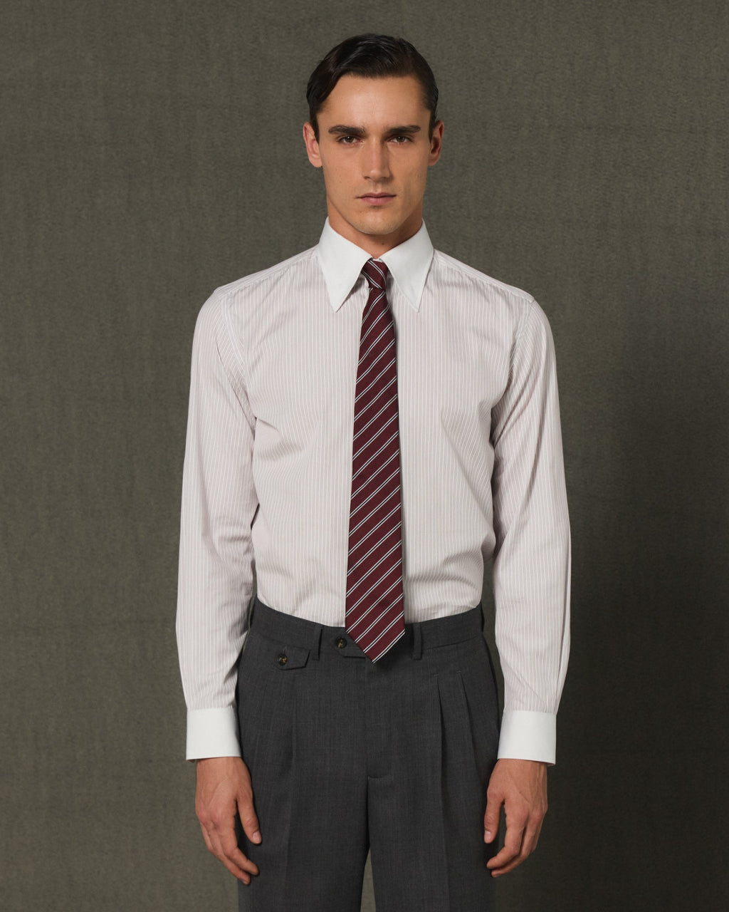 Chemise formelle blanche rayée bordeaux