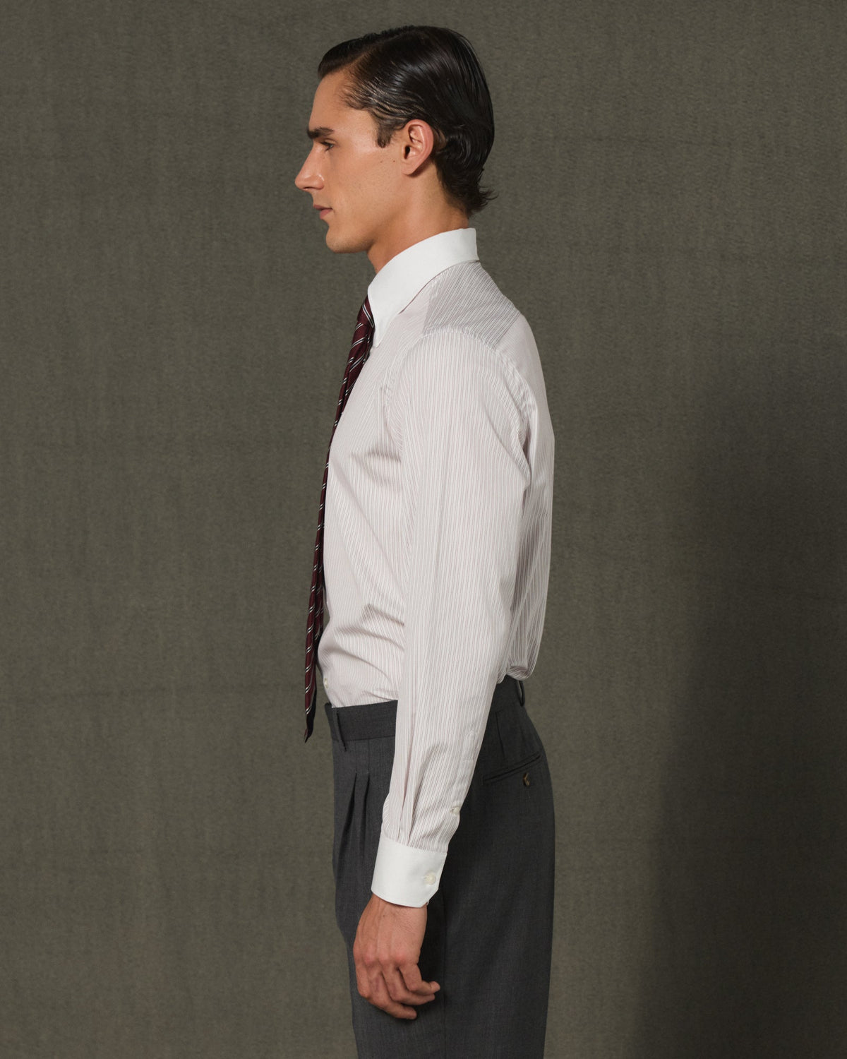 Chemise formelle blanche rayée bordeaux