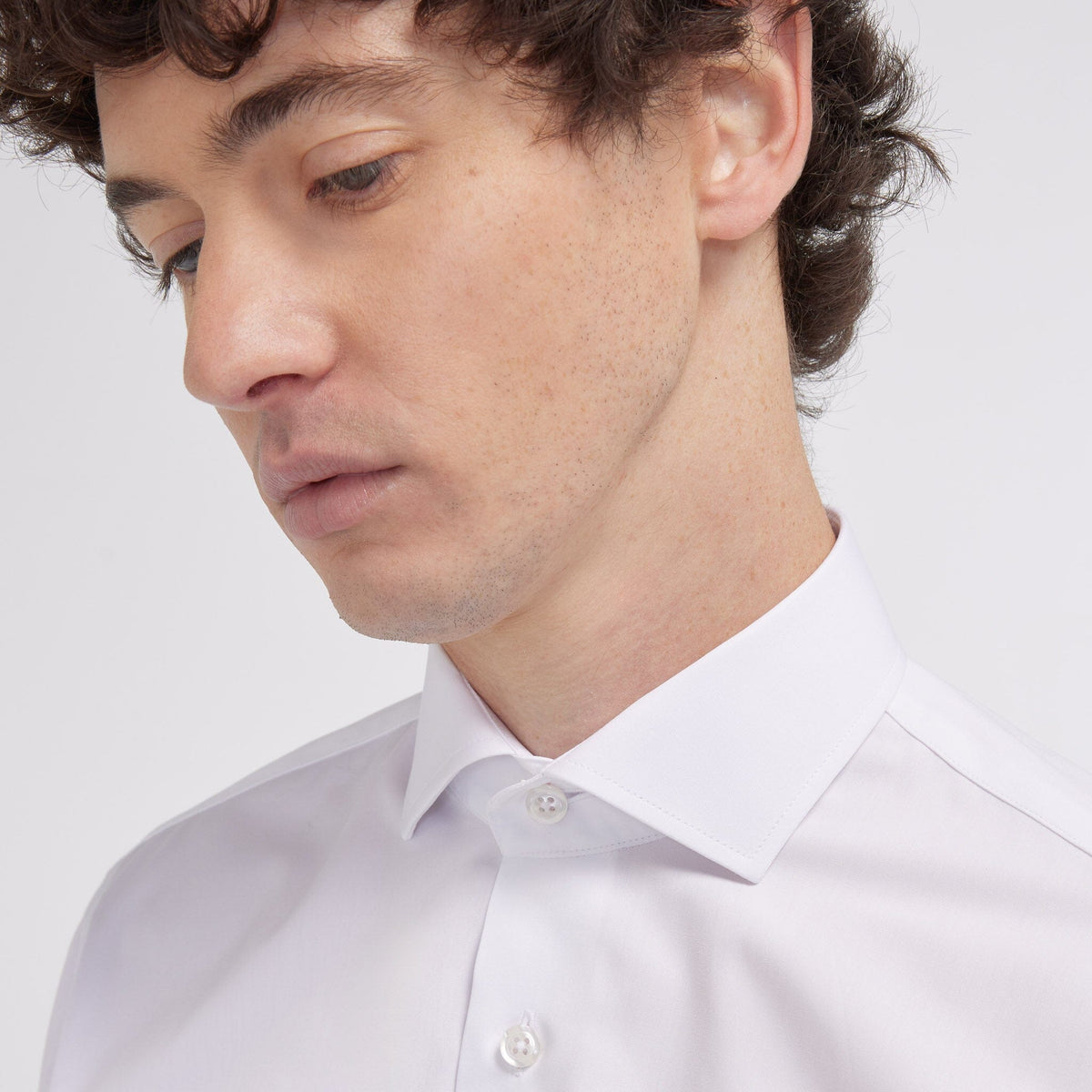 Chemise cintrée en popeline double retors blanche à poignets mousquetaires