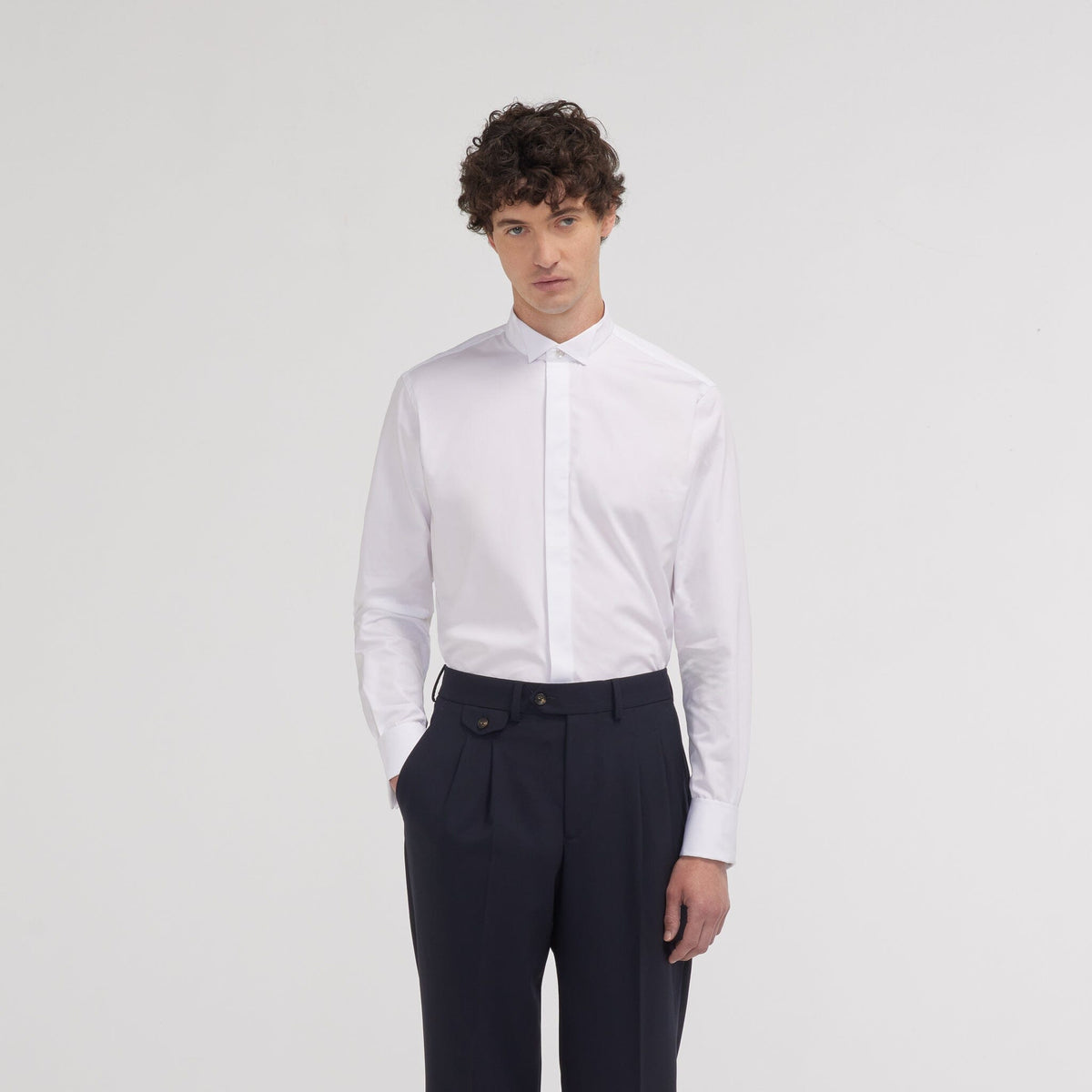 Chemise cintrée en popeline double retors blanche à poignets mousquetaires