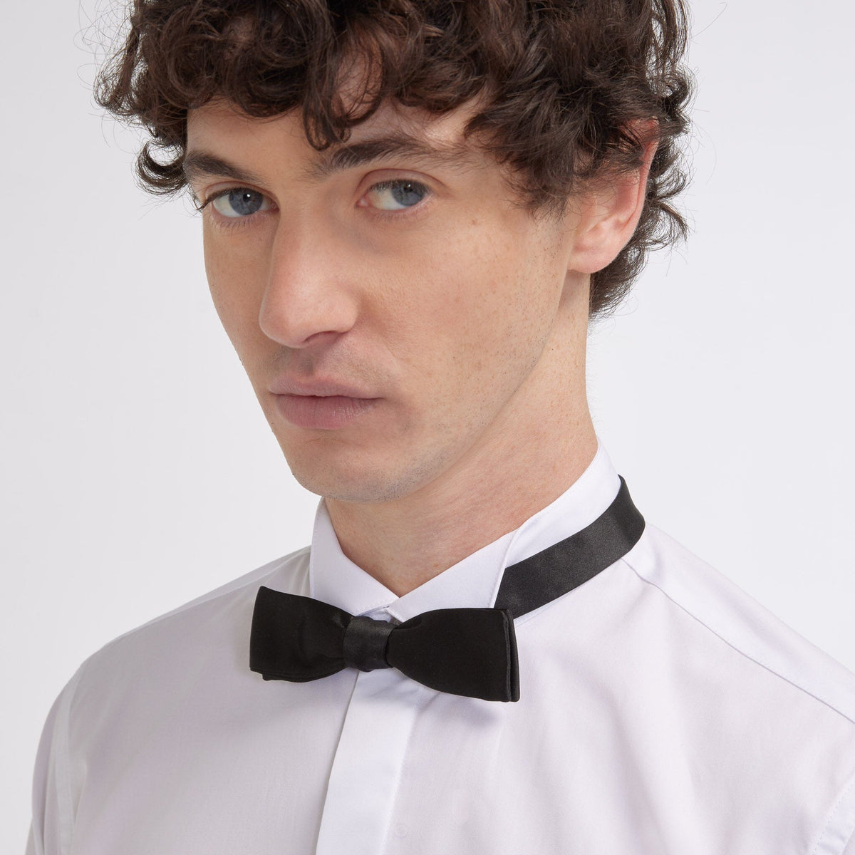 Chemise cintrée en popeline double retors blanche à poignets mousquetaires