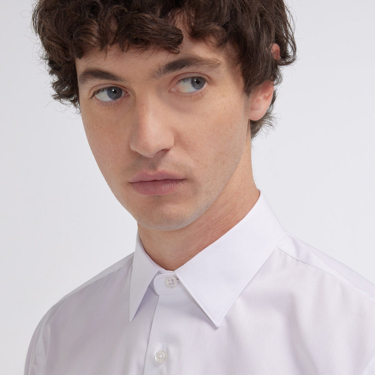 Chemise grande longueur cintrée en popeline blanche
