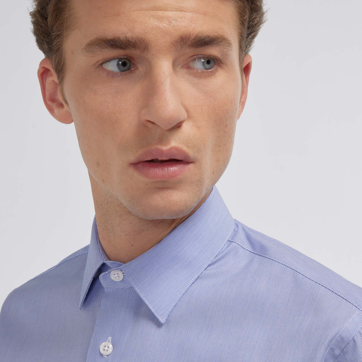 Chemise en popeline faux-uni à fines rayures bleues