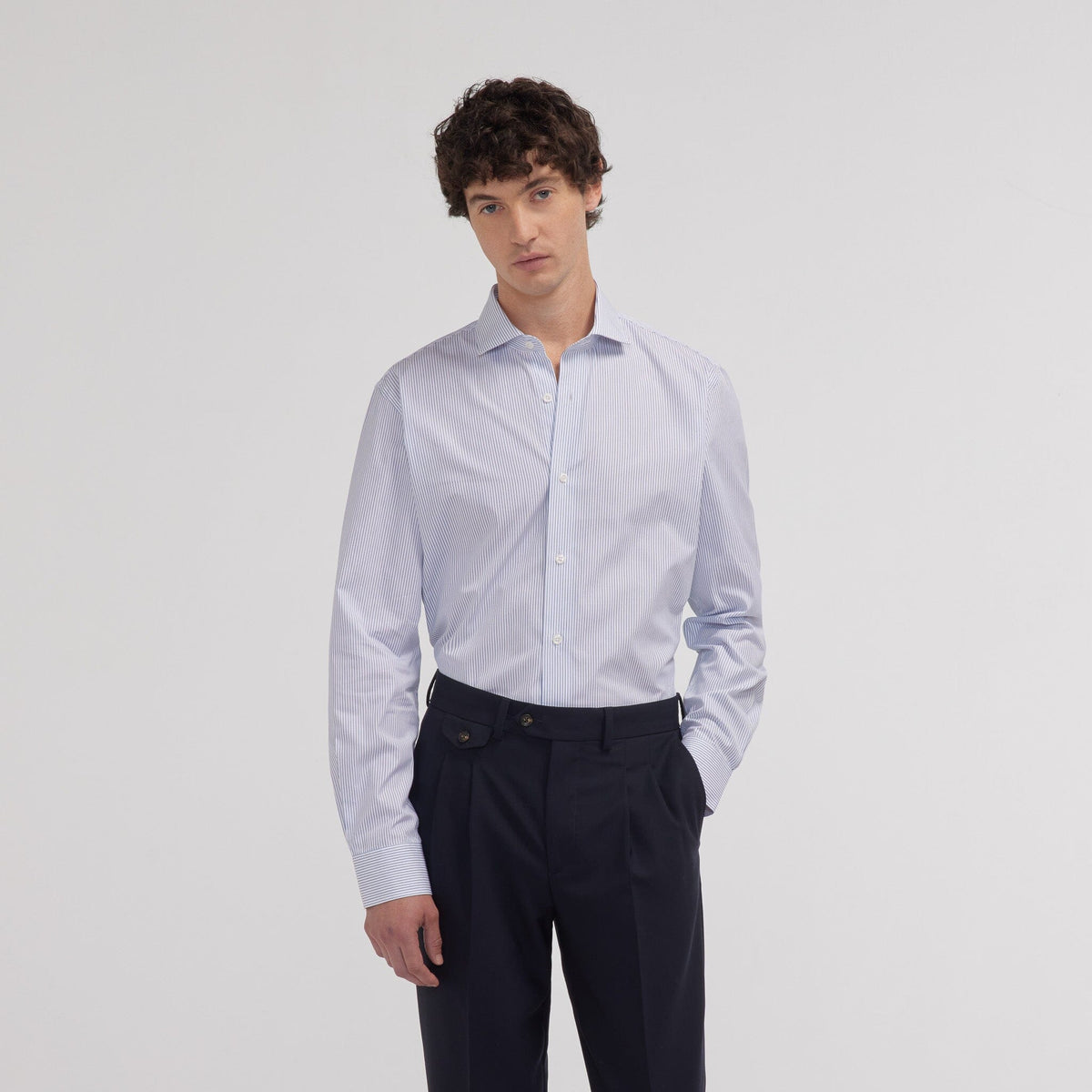 Chemise cintrée en popeline double retors à fines rayures bleues