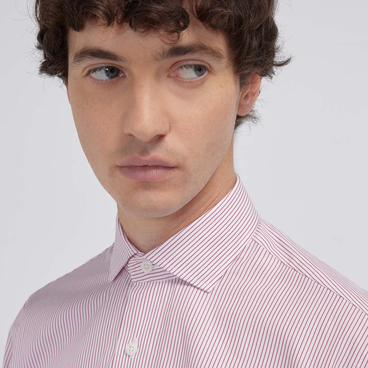 Chemise cintrée en popeline double retors à fines rayures rouges