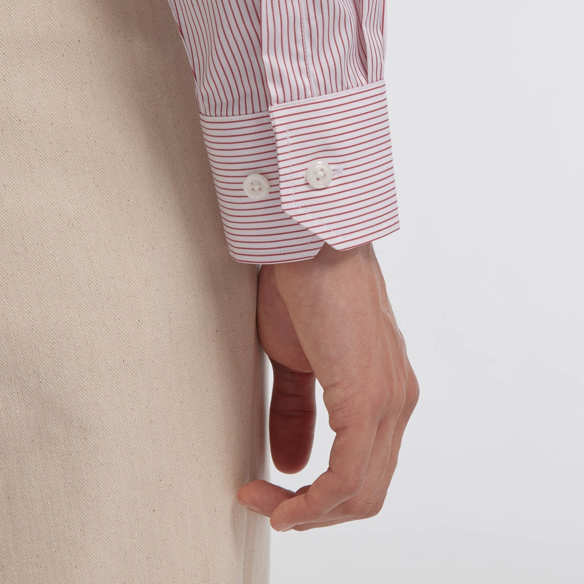 Chemise en popeline double retors à fines rayures rouges