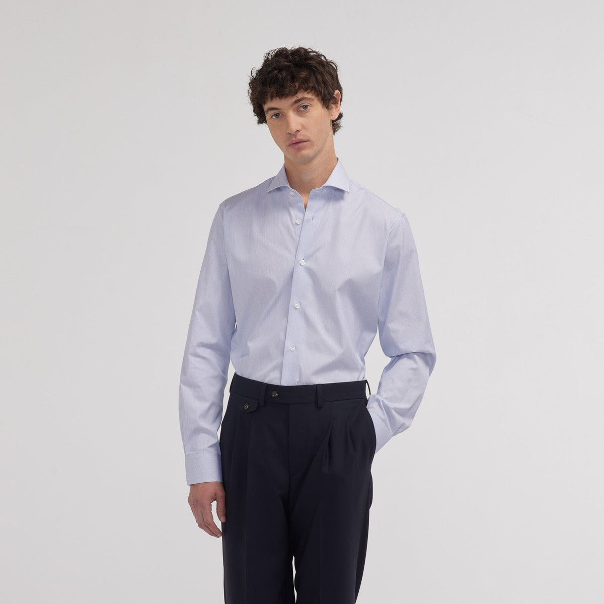 Chemise cintrée en popeline faux-uni à fines rayures bleues
