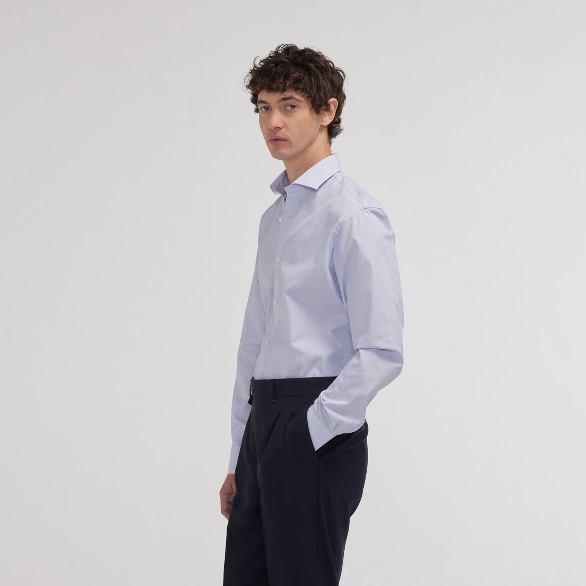 Chemise cintrée en popeline faux-uni à fines rayures bleues