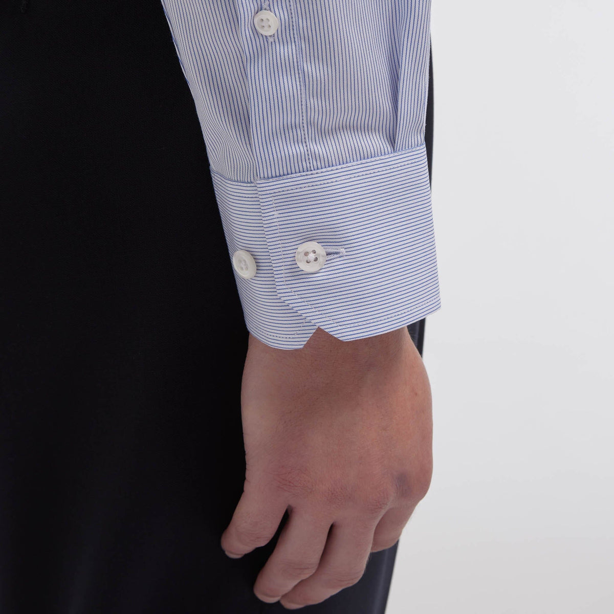 Chemise cintrée en popeline faux-uni à fines rayures bleues