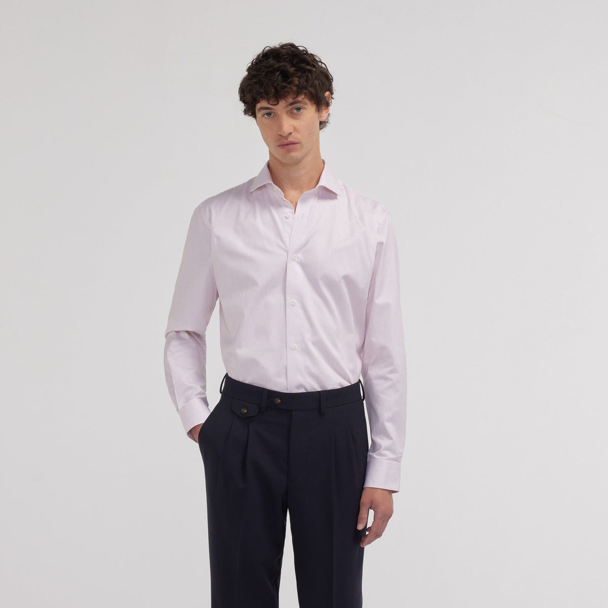 Chemise cintrée en twill à fines rayures rouges