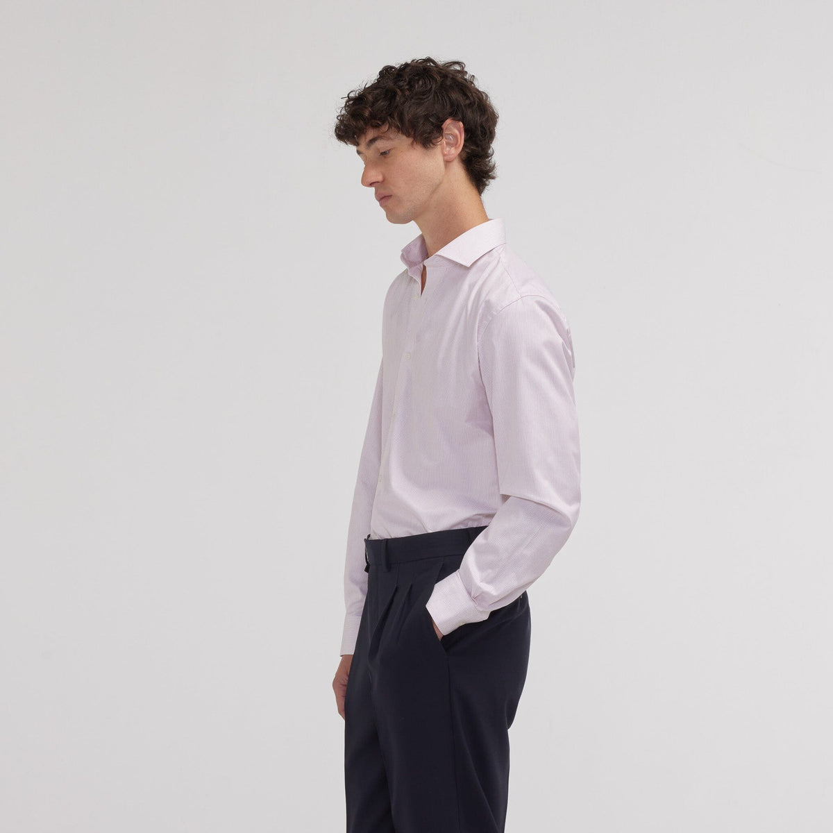 Chemise cintrée en twill à fines rayures rouges