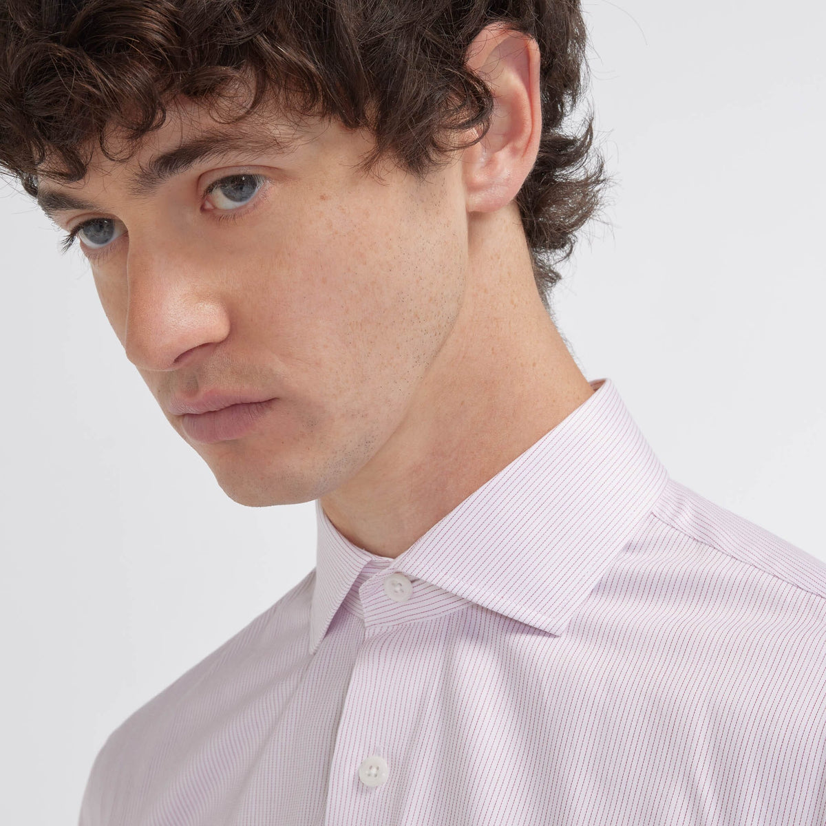 Chemise cintrée en twill à fines rayures rouges