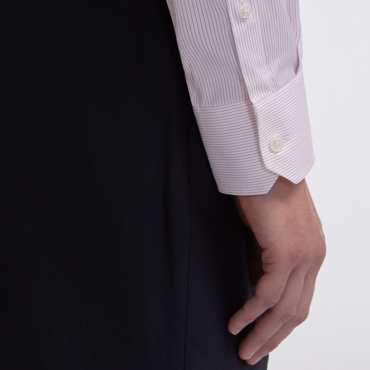 Chemise cintrée en twill à fines rayures rouges