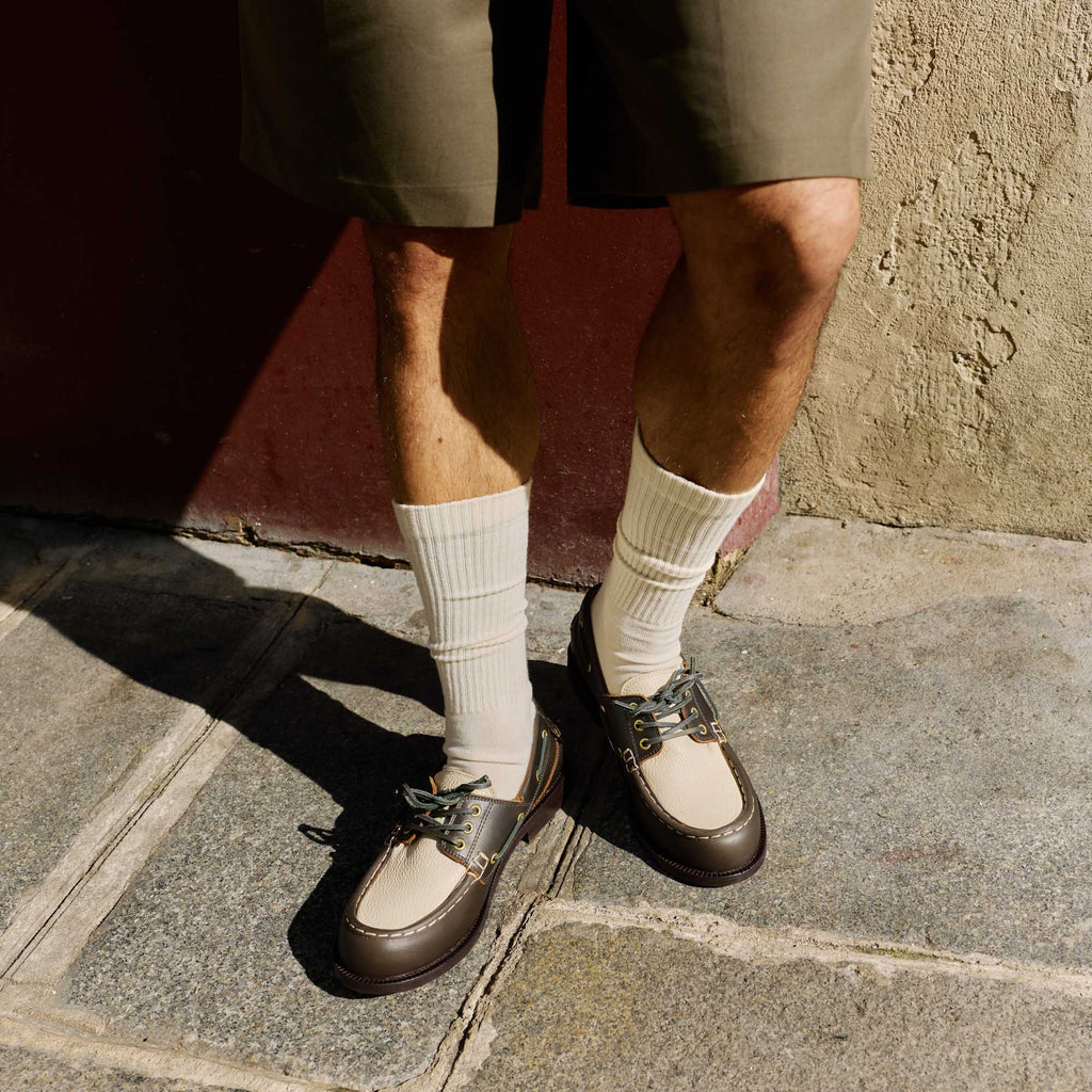 Chaussure bateau en cuir bicolore kaki, crème