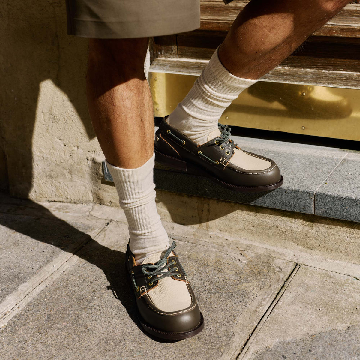 Chaussure bateau en cuir bicolore kaki, crème