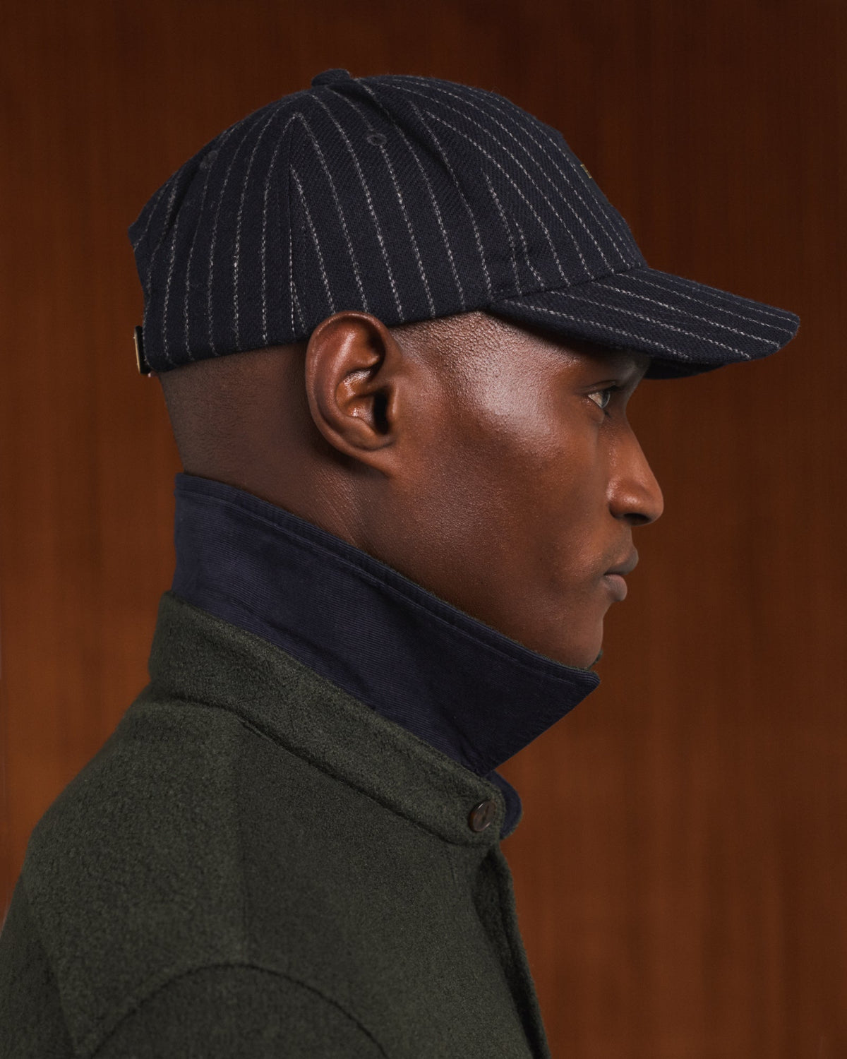 Casquette en laine marine à rayures craie