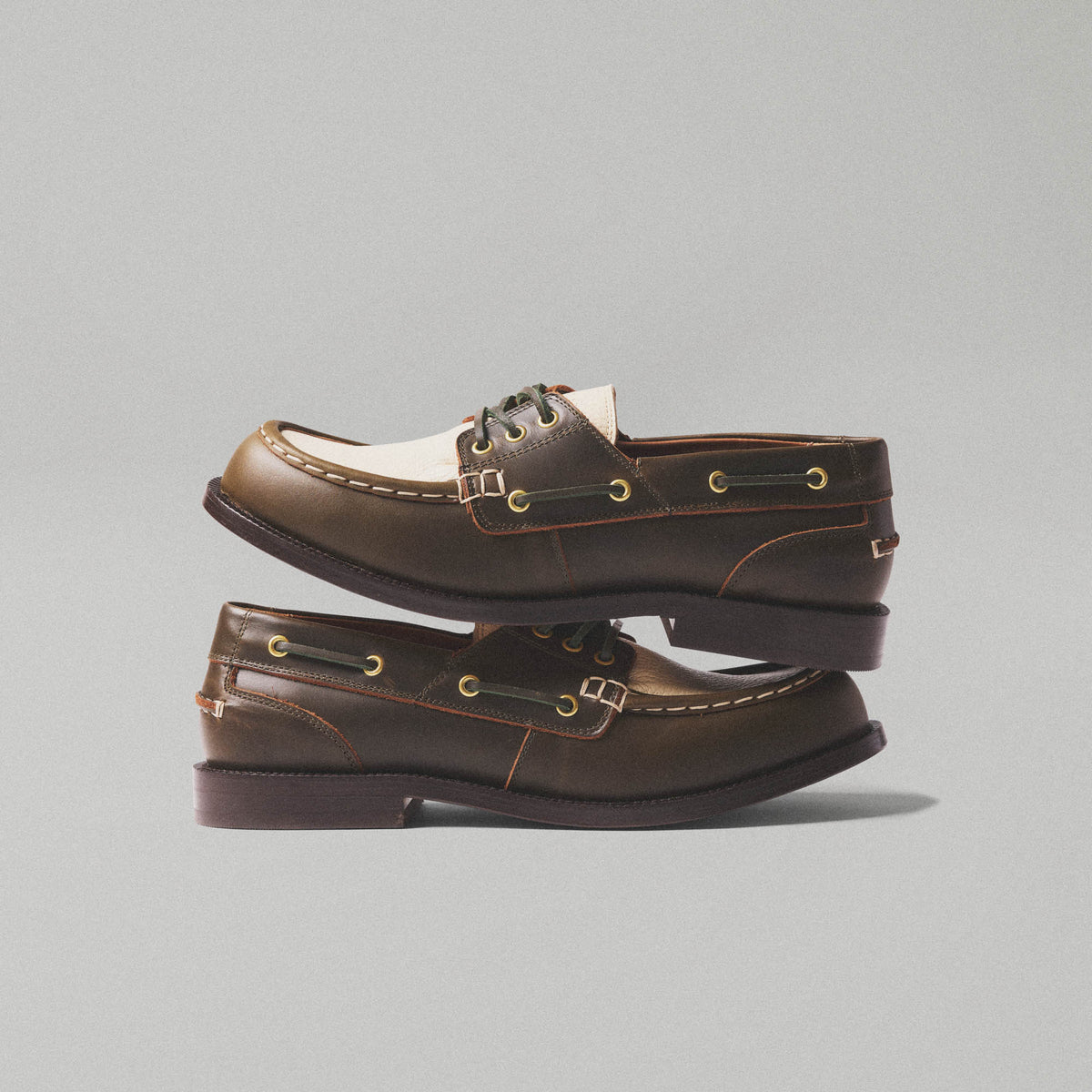 Chaussure bateau en cuir bicolore kaki, crème