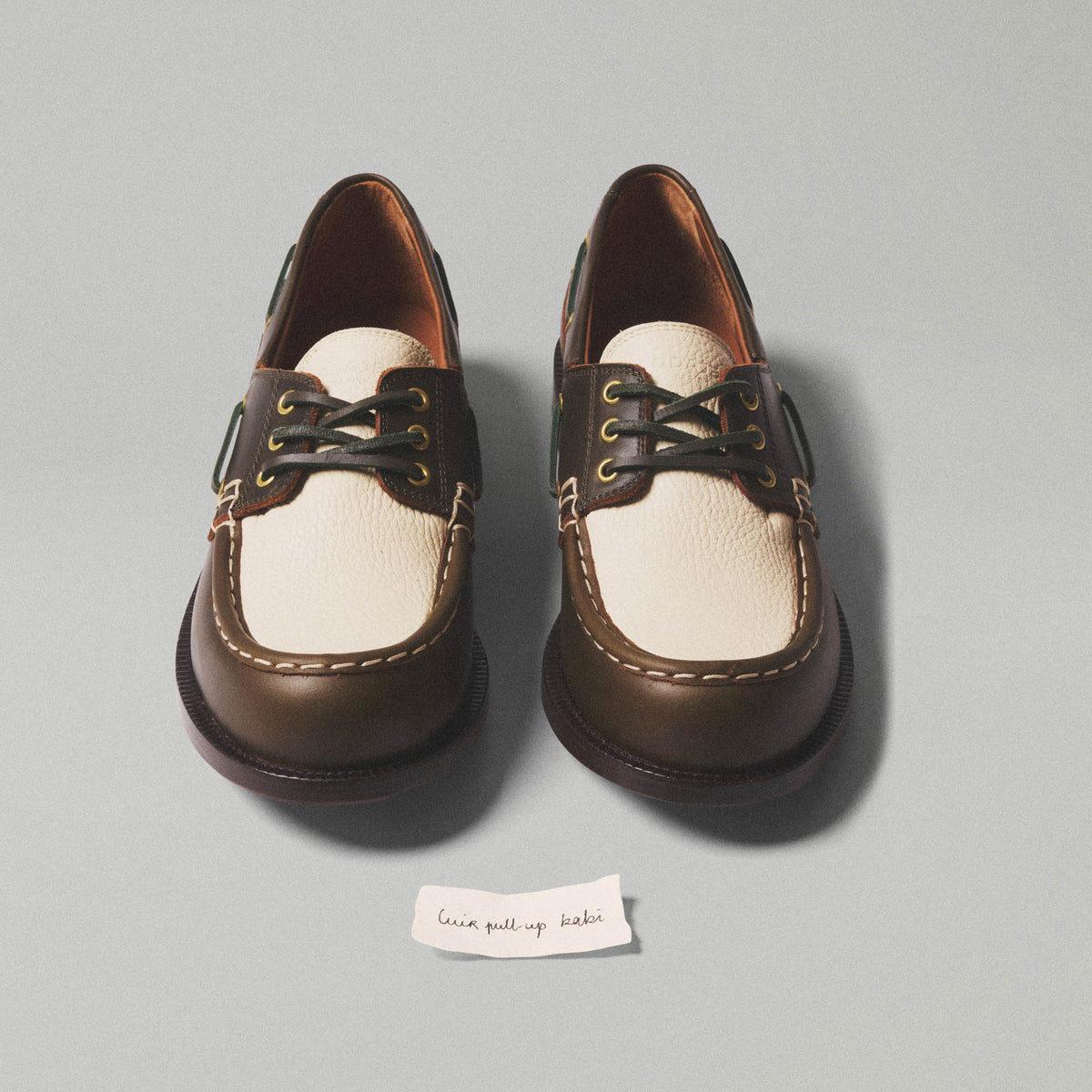Chaussure bateau en cuir bicolore kaki, crème