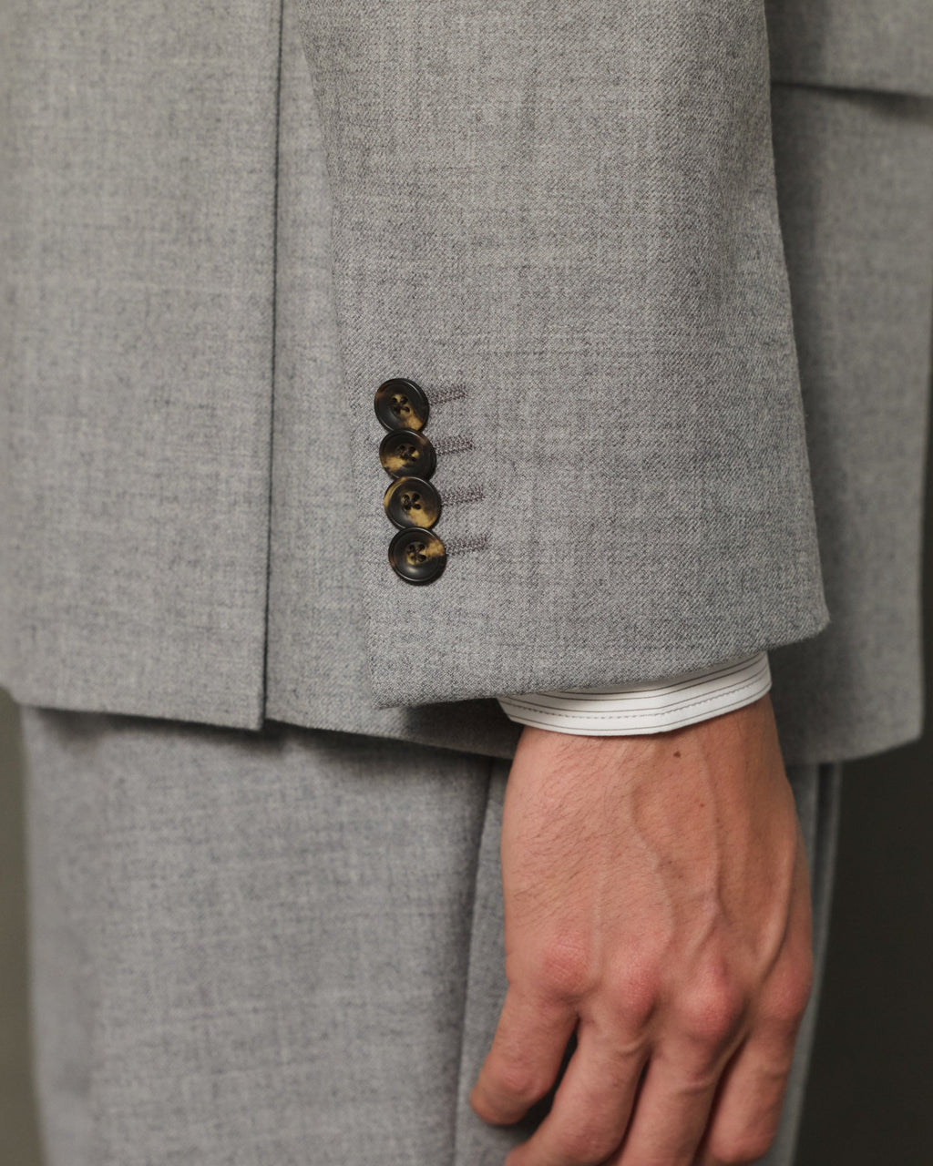 Costume en flanelle de laine grise, pantalon droit