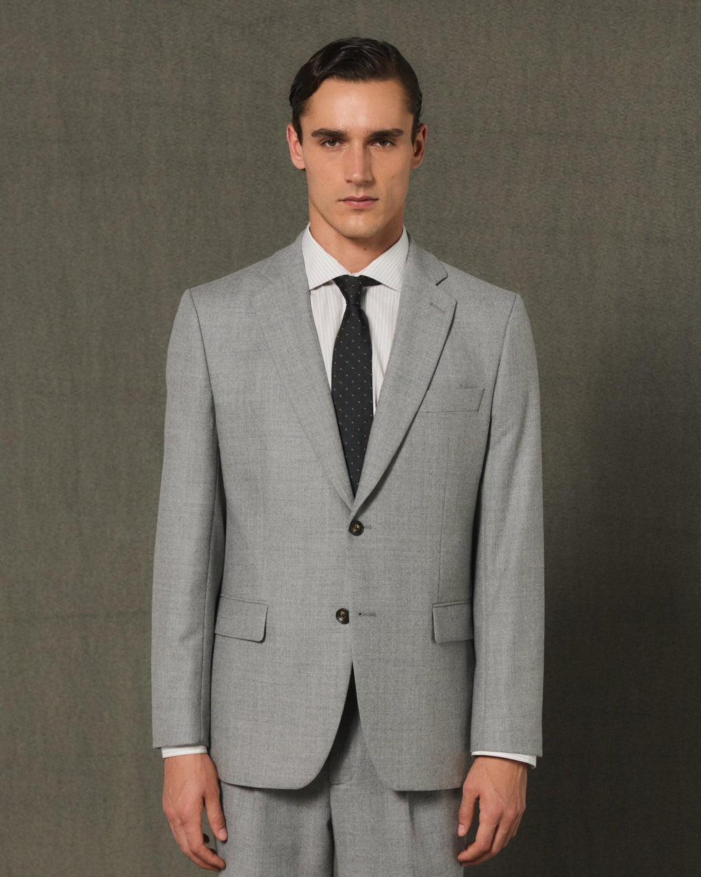 Costume en flanelle de laine grise, pantalon à double plis