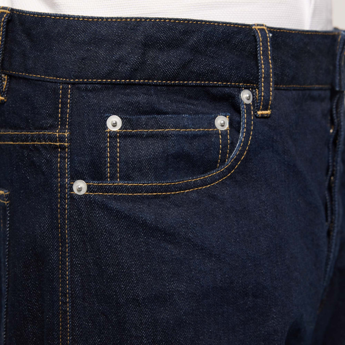 Jean selvedge droit brut en coton biologique italien