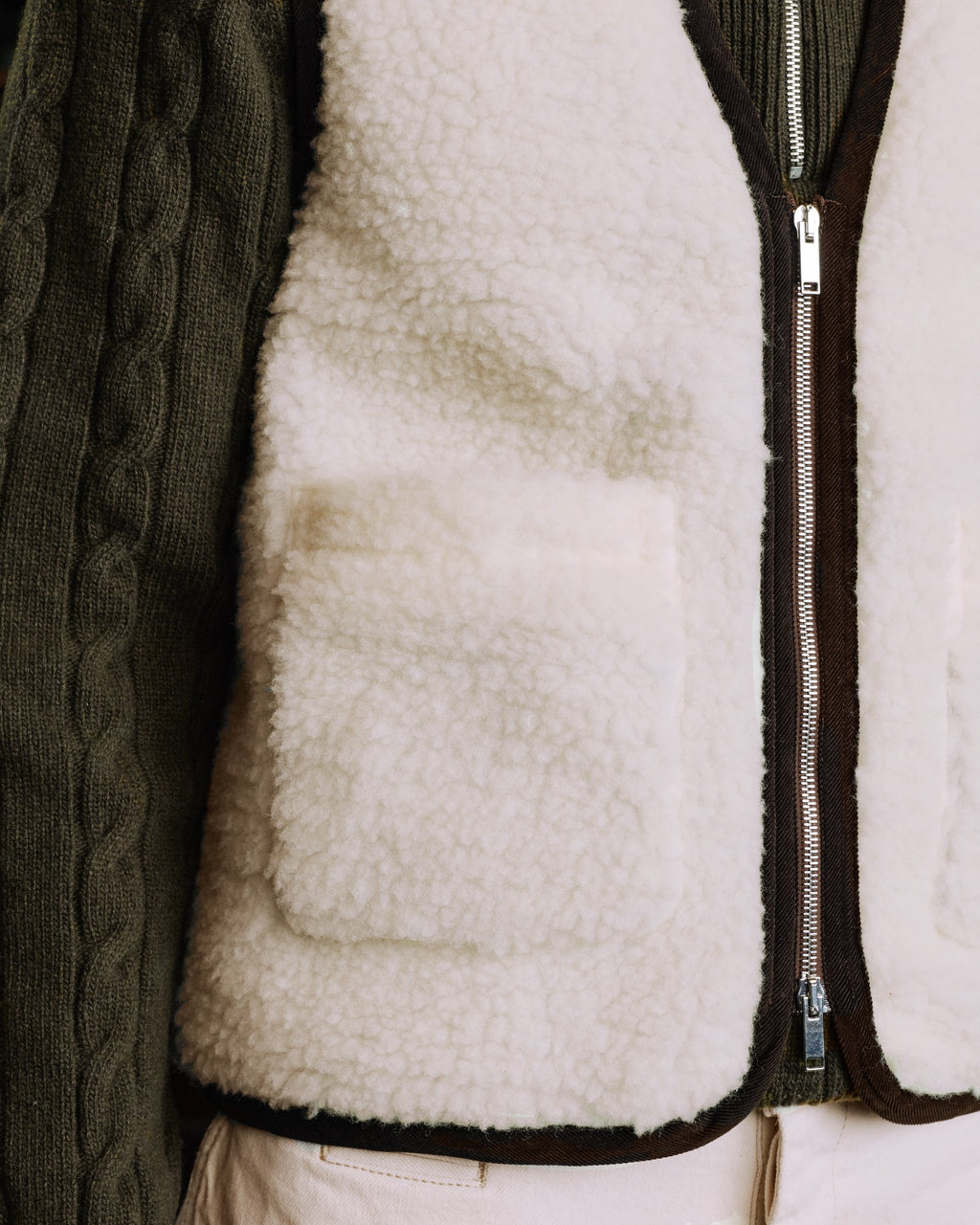 Gilet en laine naturel, détails velours chocolat