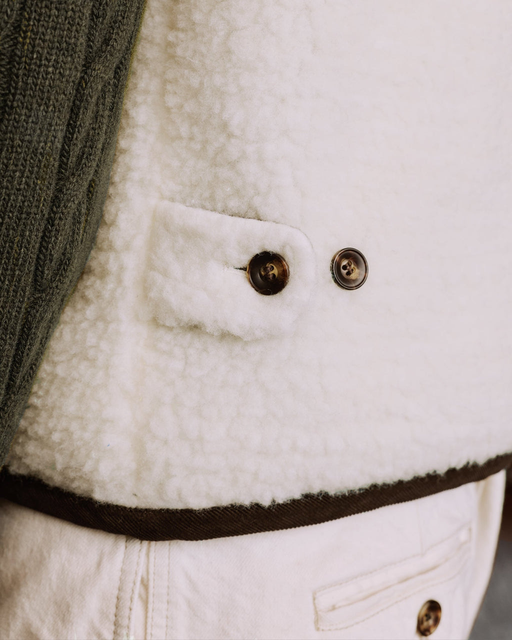 Gilet en laine naturel, détails velours chocolat