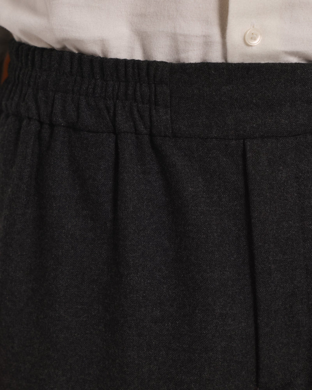 Pantalon à ceinture élastiquée en flanelle de laine grise