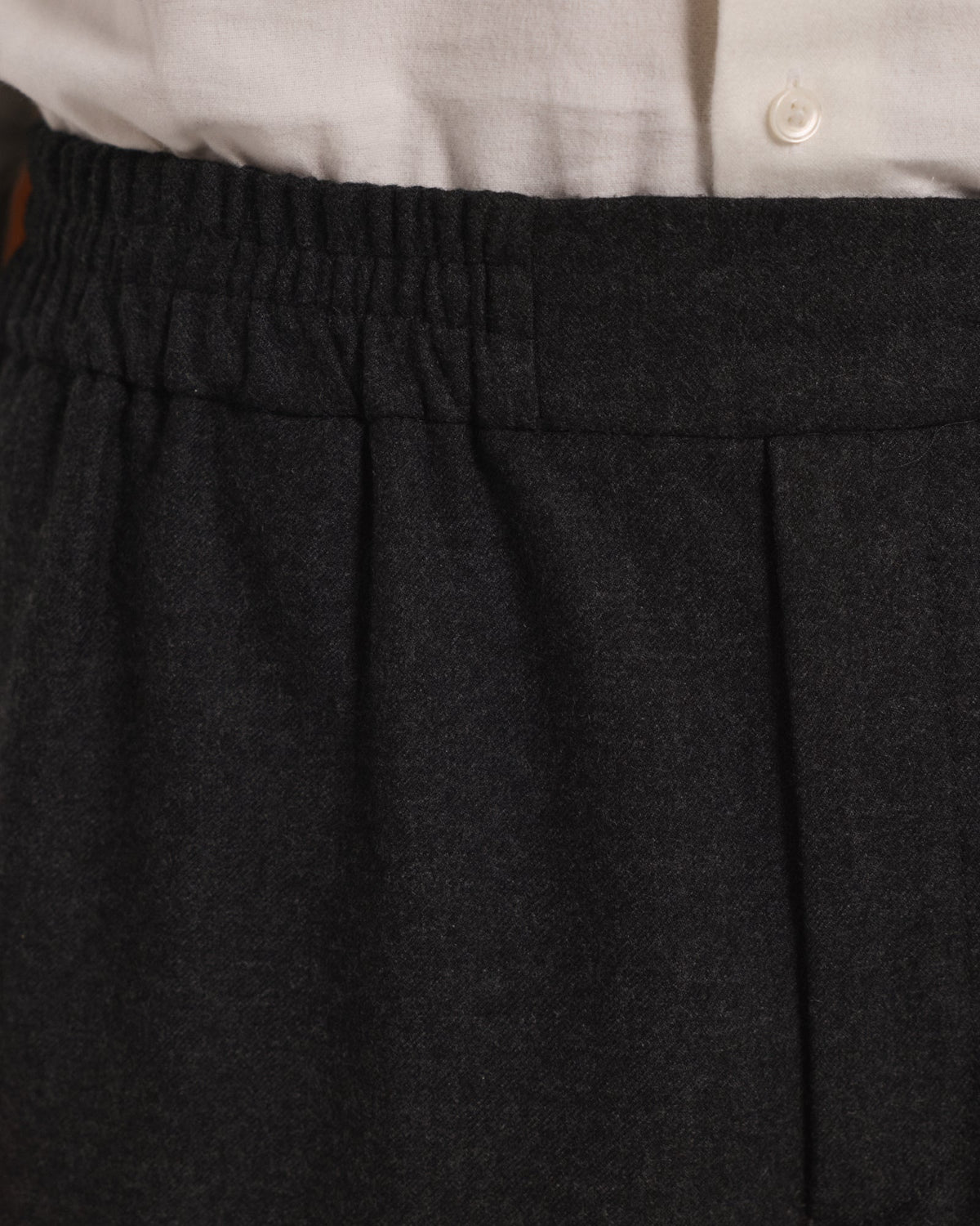 Pantalon à ceinture élastiquée en flanelle de laine grise
