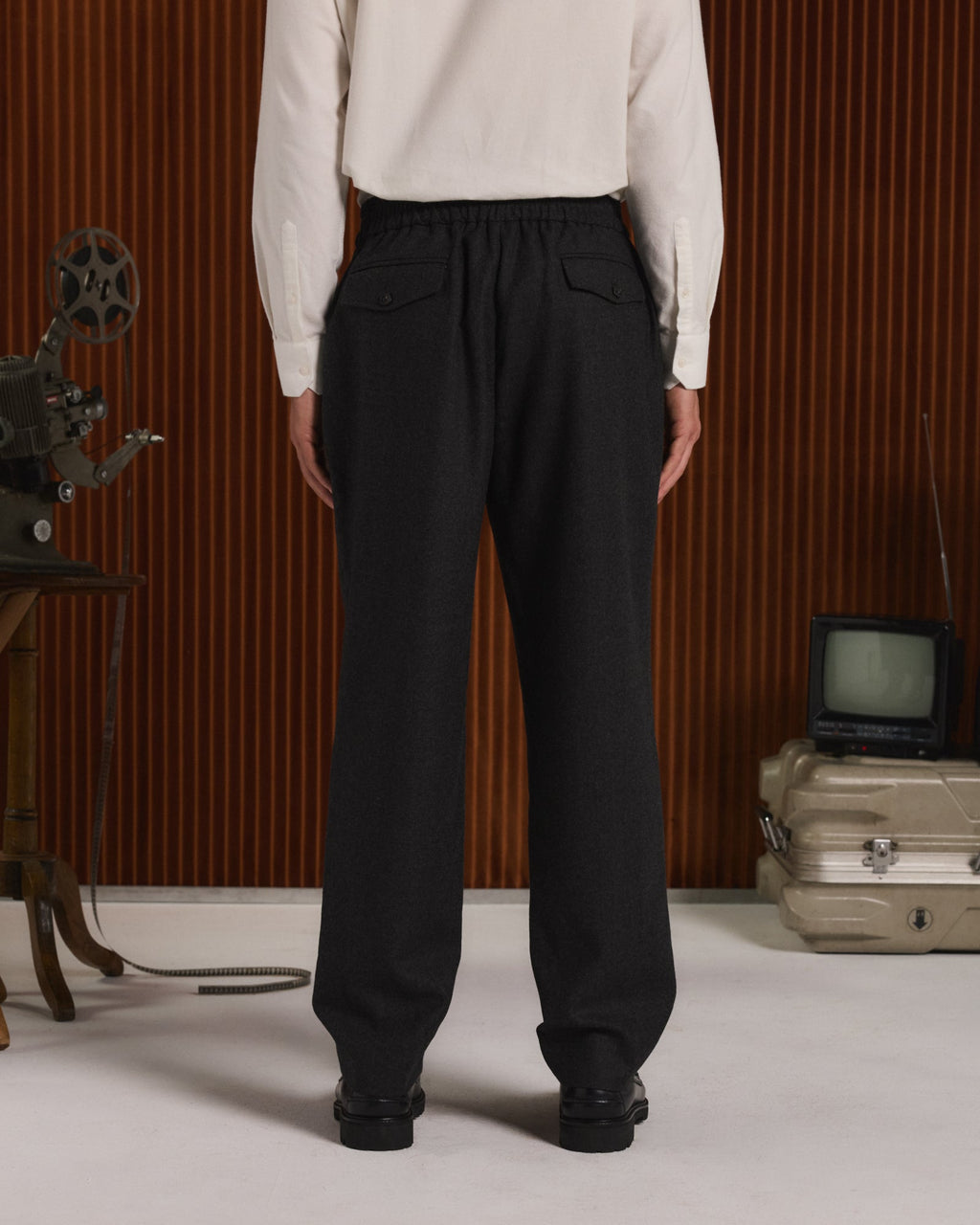 Pantalon à ceinture élastiquée en flanelle de laine grise