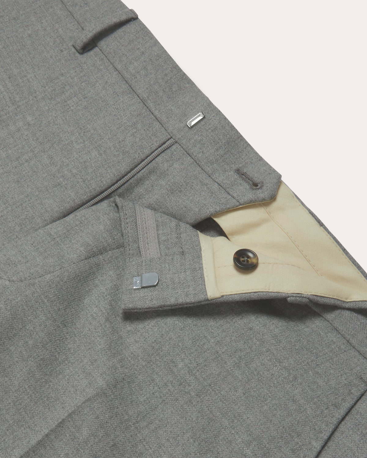 Costume en flanelle de laine grise, pantalon droit