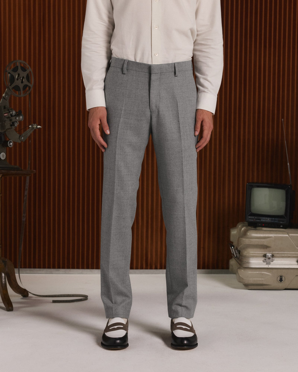 Costume en flanelle de laine grise, pantalon droit