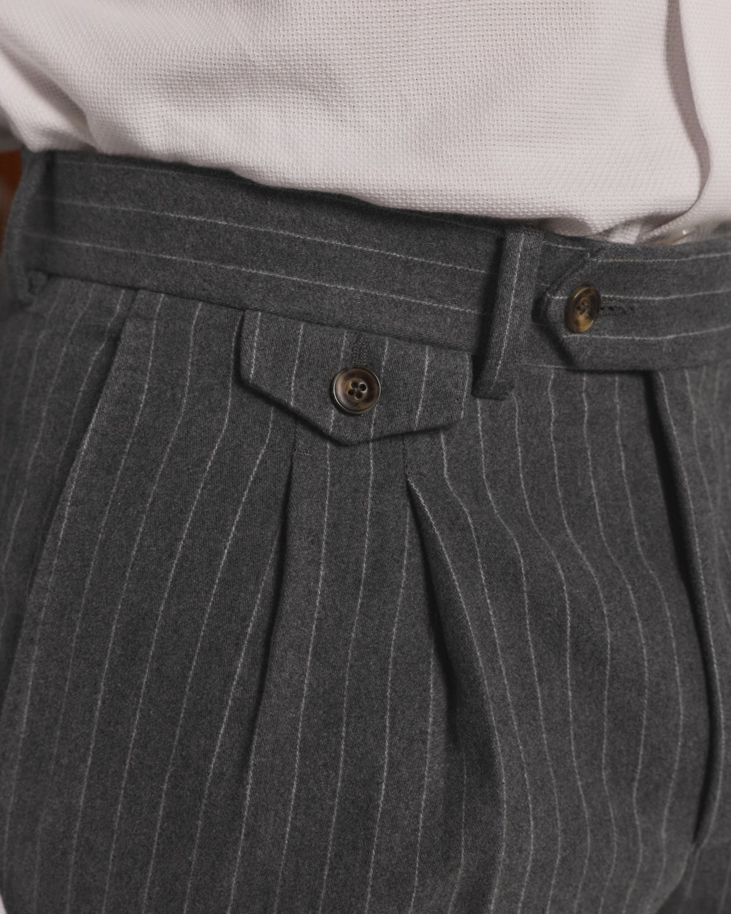 Pantalon à double plis en moleskine de coton gris à rayures craie