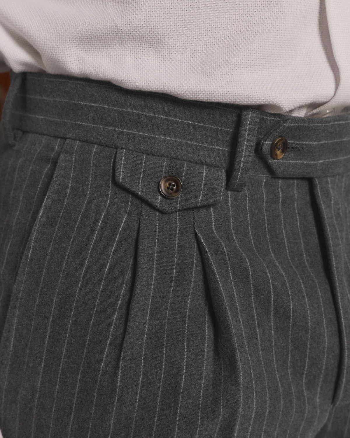 Pantalon à double plis en moleskine de coton gris à rayures craie