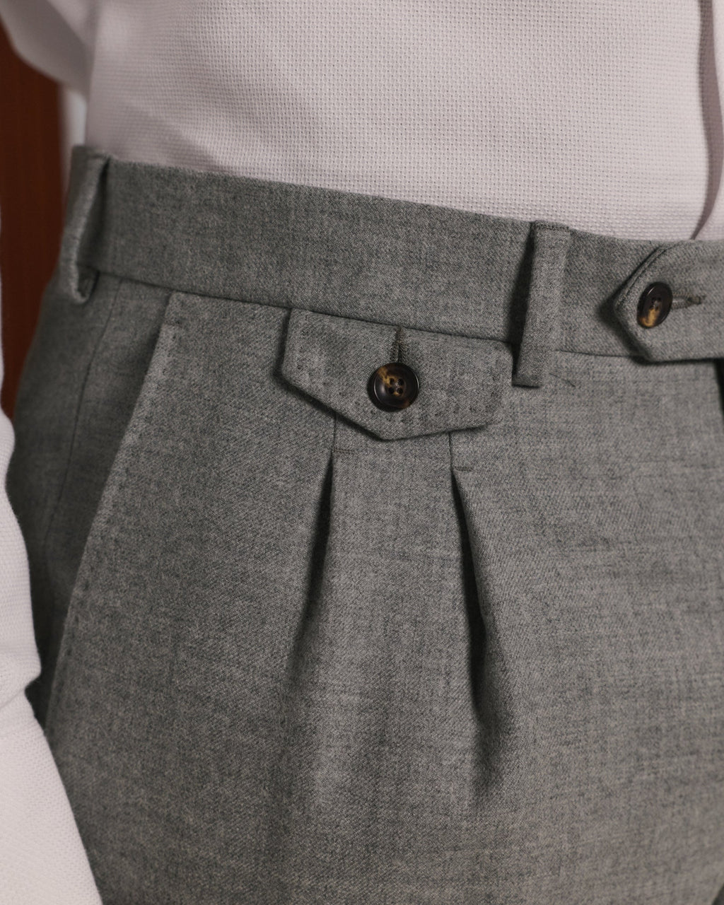 Costume en flanelle de laine grise, pantalon à double plis
