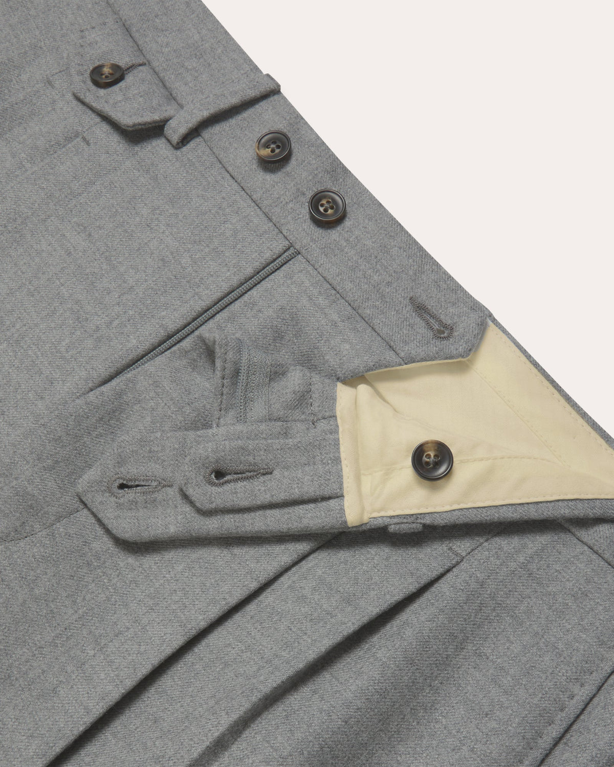 Costume en flanelle de laine grise, pantalon à double plis