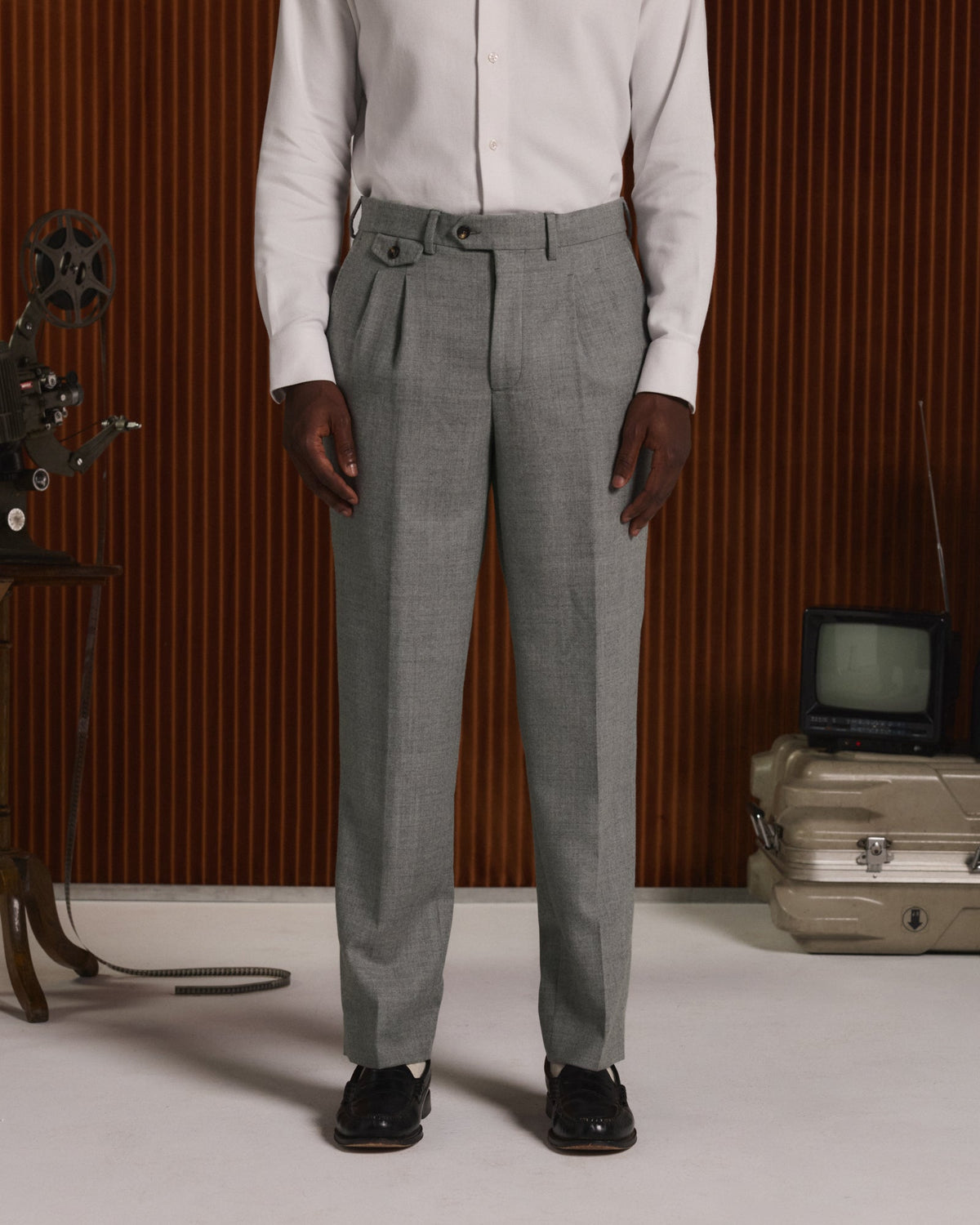 Costume en flanelle de laine grise, pantalon à double plis