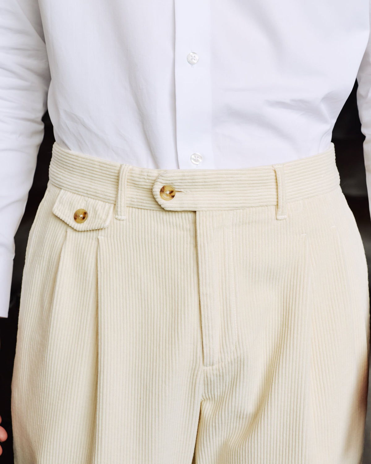 Pantalon double plis en velours côtelé écru