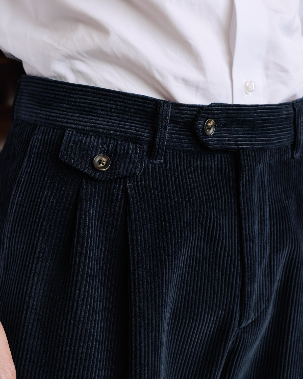 Pantalon double plis en velours côtelé marine