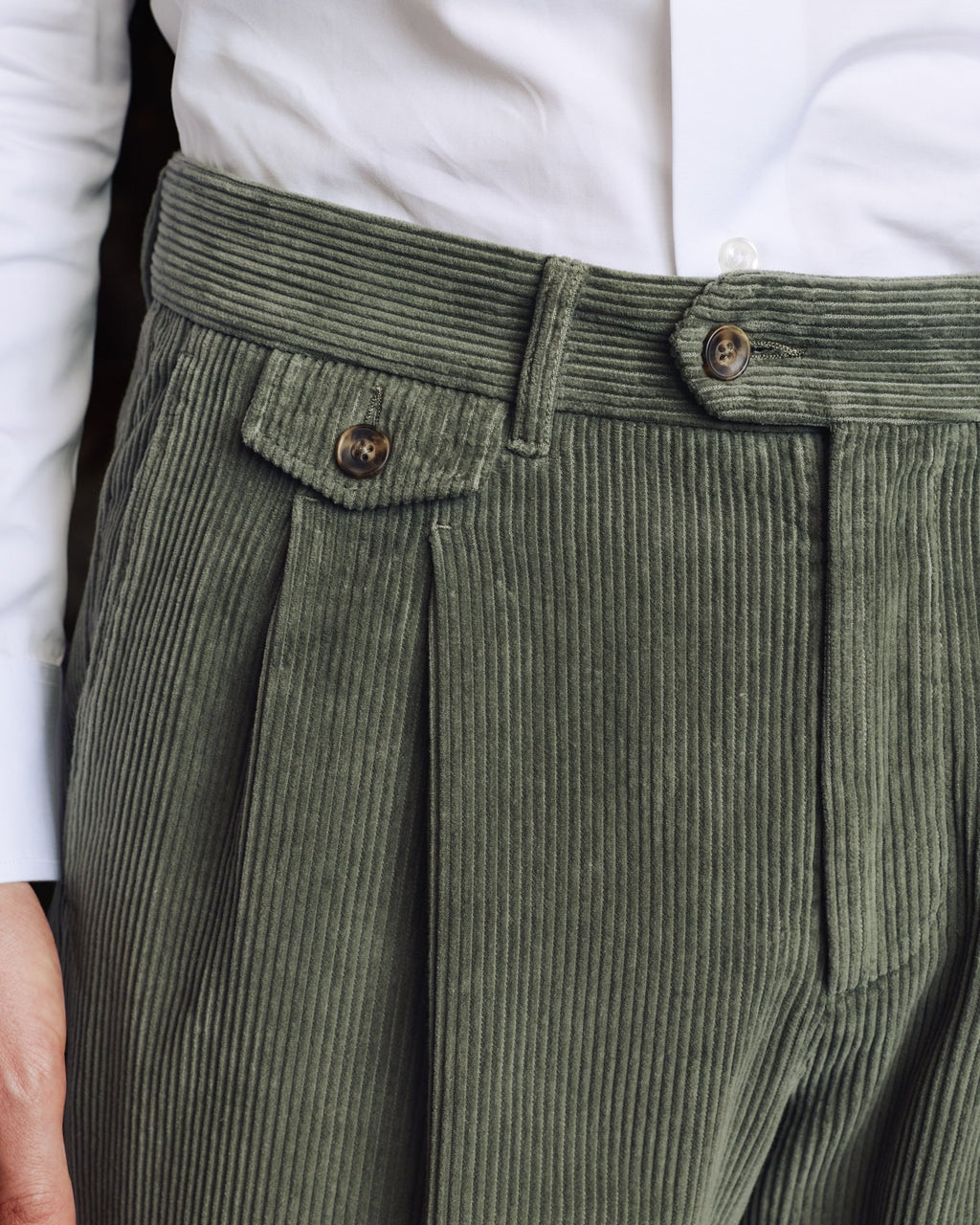 Pantalon double plis en velours côtelé sauge