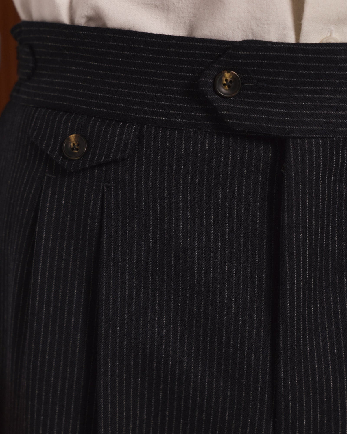 Pantalon à pinces en flanelle de laine marine à rayure