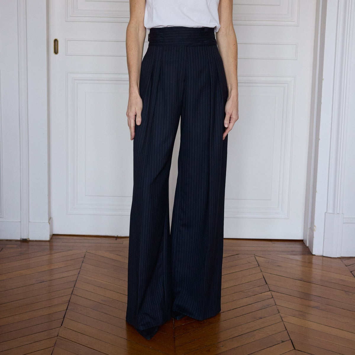 Pantalon Gurkha à plis en laine rayée marine