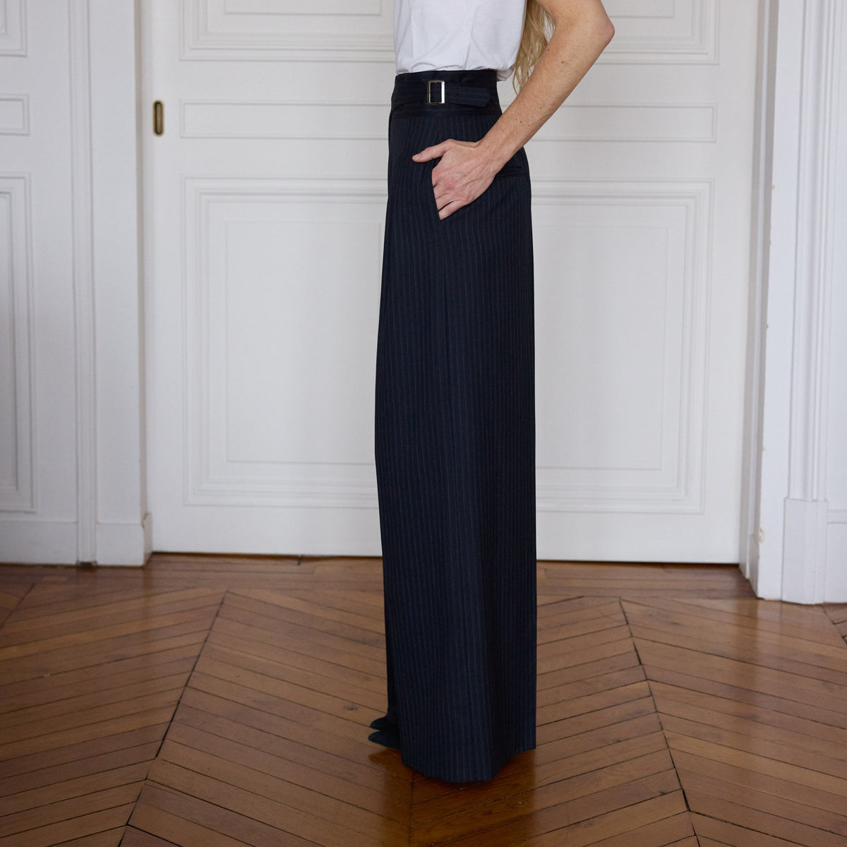 Pantalon Gurkha à plis en laine rayée marine
